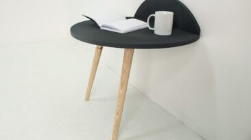 A mesa lateral InsTable vem apenas com duas pernas, mas pode ser mantida na posição vertical