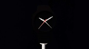 Nem mesmo a luz escapa – Com acabamento no tom mais preto de preto, os mostradores do novo conceito de relógio da H. Moser & Cie. parecem flutuar no ar.