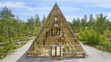 Esta cabana em forma de A com vista para o lago é uma villa com efeito de estufa autossustentável e inteligente para o clima