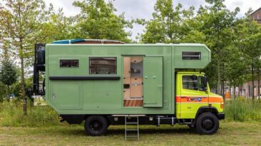 Carro de bombeiros suíço reformado transformado em casa móvel com interiores espaçosos para acomodar uma família de cinco pessoas
