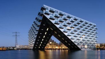 BIG projeta um complexo residencial energeticamente eficiente em Amsterdã em forma de proa de um navio