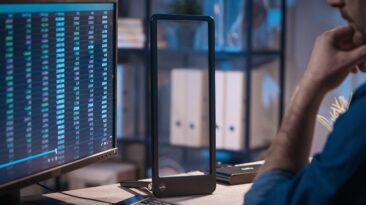 Este alto-falante direcional transparente traz fones de ouvido invisíveis que também servem como decoração de mesa