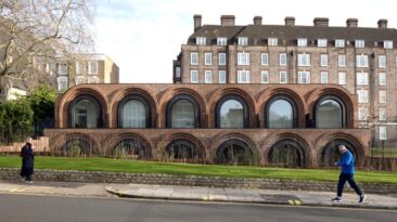 Janelas arqueadas cativantes roubam o show nestas casas geminadas em Londres