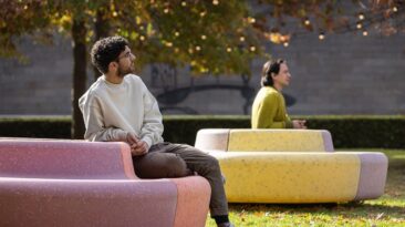 Banco Giratório “gira Muito Devagar” Usando Energia Solar