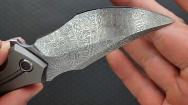 Deleite seus olhos com a lâmina de aço Damasco insana e alucinante deste canivete