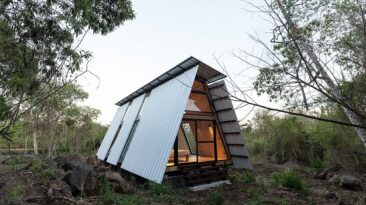 SULA é uma cabana pré-fabricada com estrutura em A ambientalmente consciente nas Ilhas Galápagos