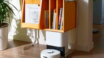 O aspirador robô ‘Mini’ K10 + da SwitchBot navega em espaços apertados que seu Roomba não consegue alcançar