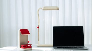 Esses acessórios de mesa peculiares e funcionais adicionam um toque de alegria e cor à sua entediante mesa de trabalho