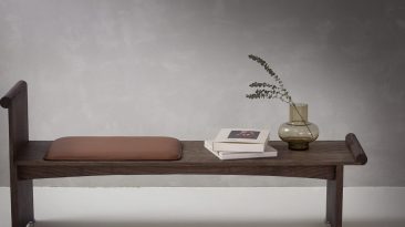 O versátil banco de pausa é a definição de design de móveis minimalista, humilde, mas funcional